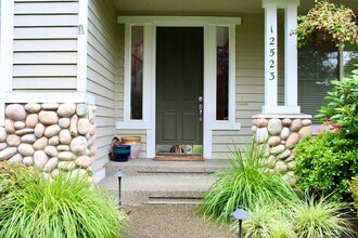 12523 NE 105th Pl in Kirkland, WA - Building Photo - Building Photo