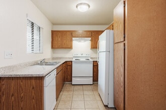 Vantage Point Apartments in Bakersfield, CA - Building Photo - Interior Photo