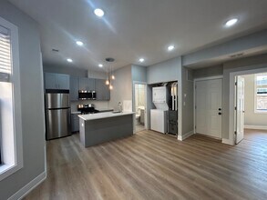 423 W Belden Ave, Unit 438-22 in Chicago, IL - Foto de edificio - Building Photo