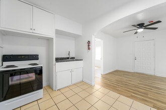 826 N Oliver St in Wichita, KS - Building Photo - Building Photo