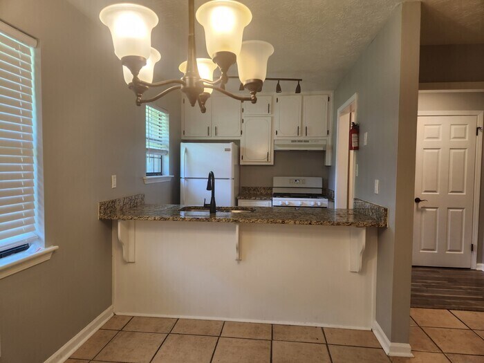 80 Chesapeake Dr in Ellenwood, GA - Building Photo