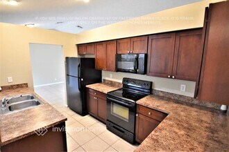 7195 NW 5th Ave in Boca Raton, FL - Foto de edificio - Building Photo