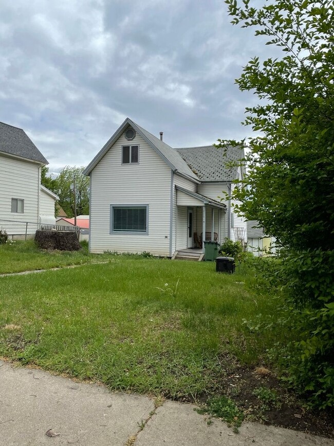 property at 215 E Mohr St