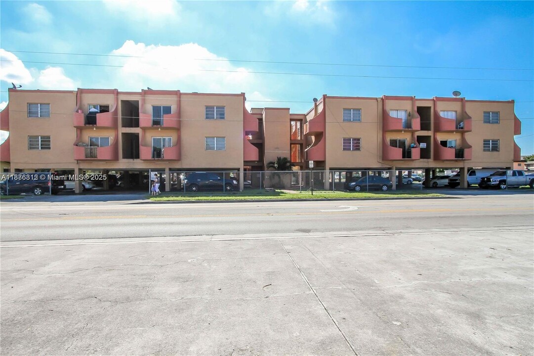 3675 W 11th Ave in Hialeah, FL - Foto de edificio