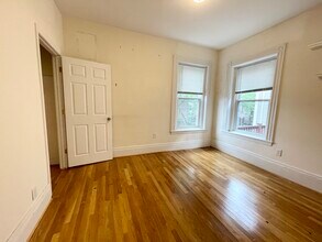 92 L St, Unit 2 in Boston, MA - Foto de edificio - Building Photo