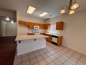 3803 W Elowin Ave in Visalia, CA - Foto de edificio - Building Photo