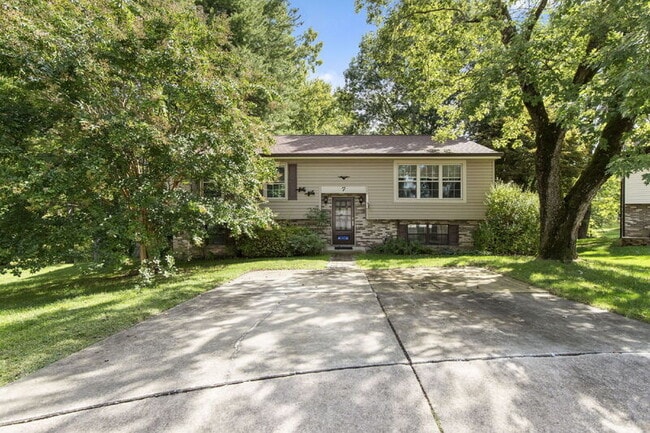 property at 7 Wood Oak Ct