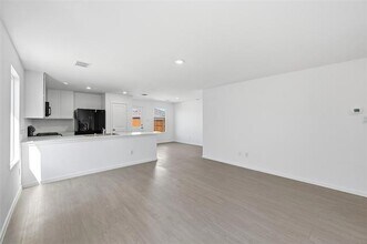 1034 Neyland Dr in Ennis, TX - Building Photo - Building Photo