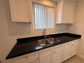 7139 Whitsett Ave in Los Angeles, CA - Building Photo - Building Photo