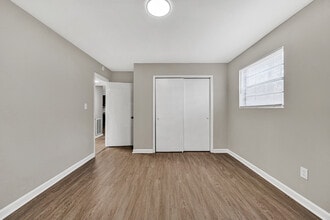 Flats at Glade Creek in Vinton, VA - Building Photo - Building Photo