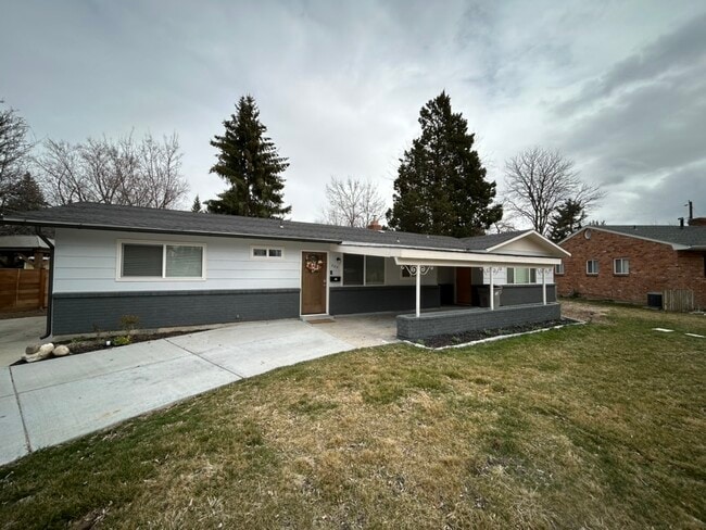 property at 220 N Owyhee St