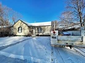 1020 E 1st Ave in Mitchell, SD - Building Photo