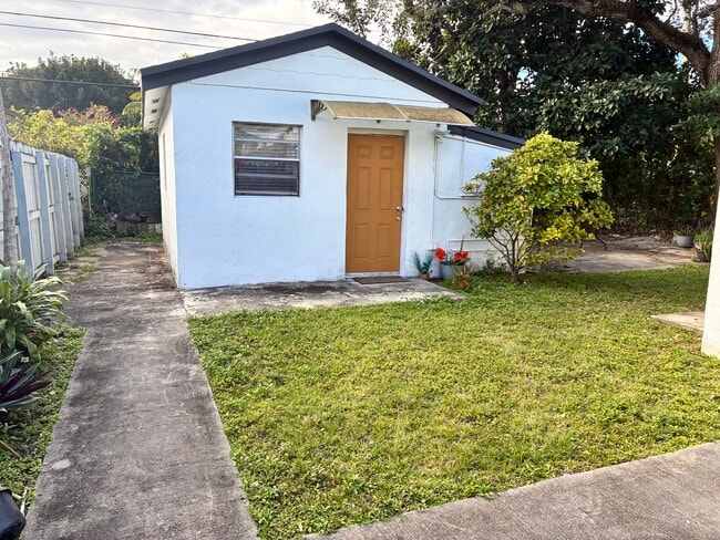 6334 SW 35th St in Miami, FL - Foto de edificio - Building Photo