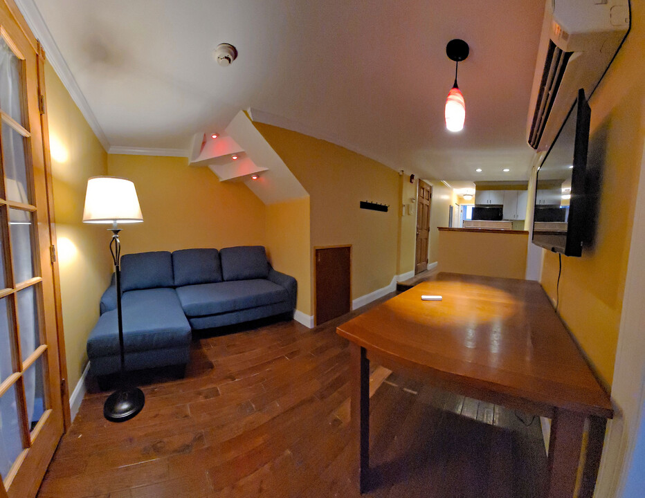 3402 Sansom St, Unit 3402 Sansom 2nd fl in Philadelphia, PA - Building Photo