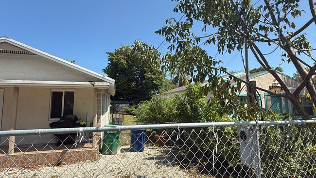 8013 NW 10th Ct in Miami, FL - Building Photo - Building Photo