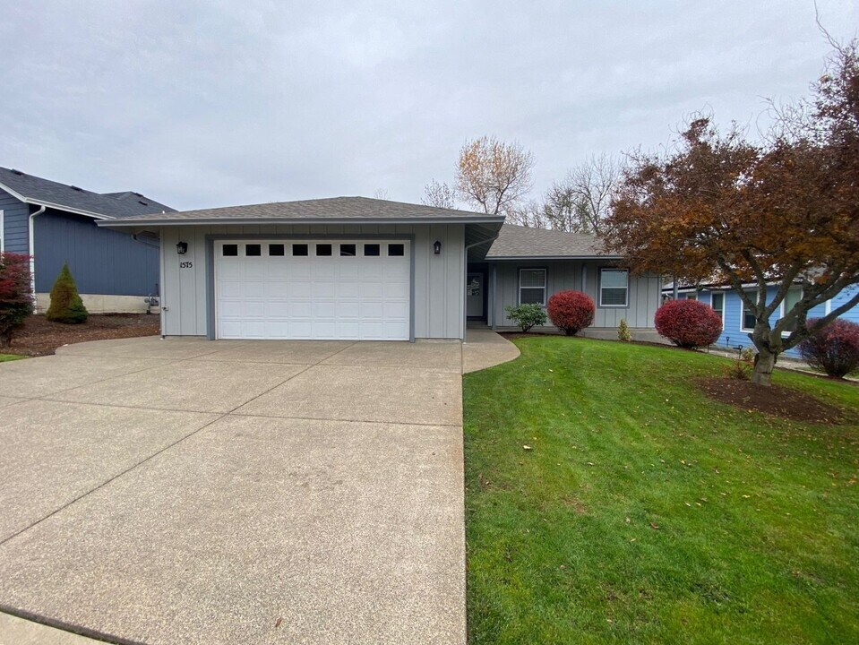 1575 West Basil Street in Roseburg, OR - Foto de edificio