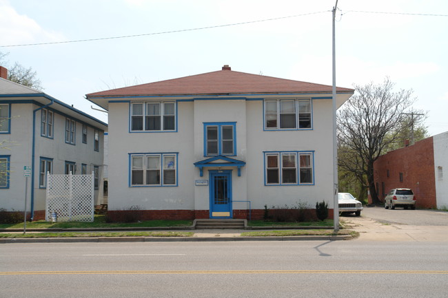 2621 E Douglas Ave in Wichita, KS - Building Photo - Building Photo