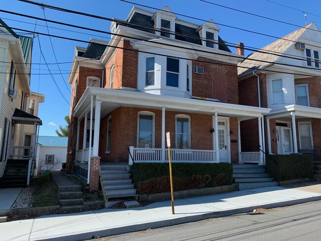18 W North St, Unit Floor 2 in Waynesboro, PA - Building Photo - Building Photo