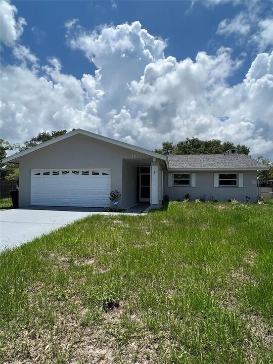 1675 Summit Way in Dunedin, FL - Building Photo