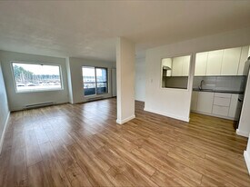430 Stewart Ave in Nanaimo, BC - Building Photo