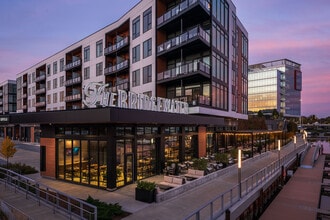Tribute Apartments at R1VER in Milwaukee, WI - Foto de edificio - Building Photo