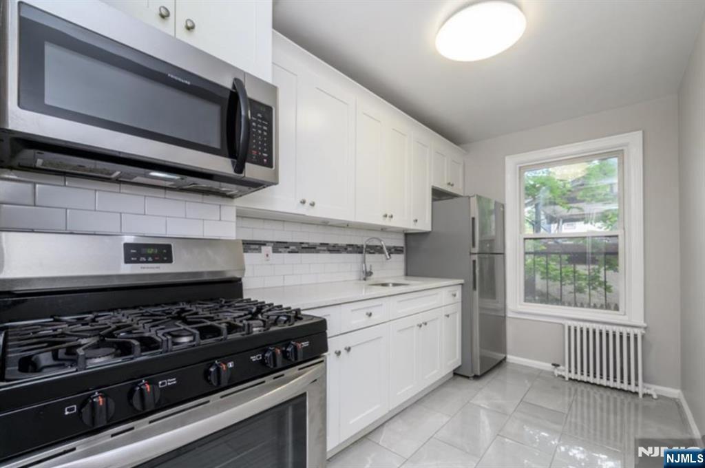 140 W Englewood Ave in Teaneck, NJ - Building Photo