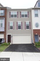 325 Hersden Ln in Arnold, MD - Building Photo