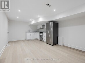 21 Raeburn Ave in Toronto, ON - Building Photo - Building Photo