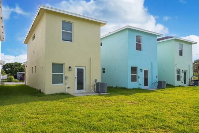 408 NW 13th Ave in Boynton Beach, FL - Building Photo - Building Photo