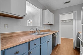 5324 Ridge Forest Dr in Stone Mountain, GA - Building Photo - Building Photo