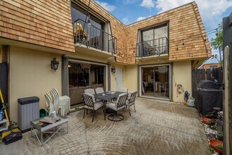 393 Lake Arbor Dr in Palm Springs, FL - Foto de edificio - Building Photo