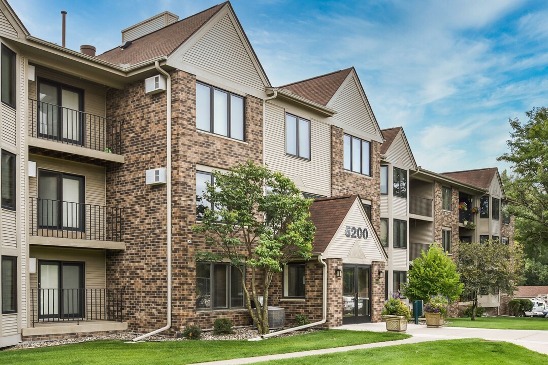 Oaks Lincoln Apartments in Edina, MN - Building Photo