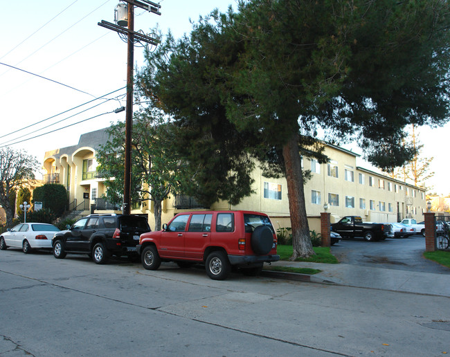 Klump Apartments in North Hollywood, CA - Building Photo - Building Photo