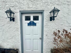 3 Toms Point Ln in Port Washington, NY - Building Photo