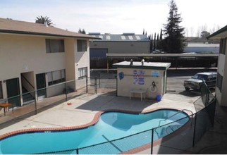 Hanson Court Apartments in Martinez, CA - Foto de edificio - Building Photo