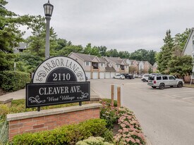2110 Cleaver Av in Burlington, ON - Building Photo
