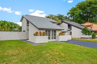 8351 SW 39th Ct in Davie, FL - Foto de edificio - Building Photo