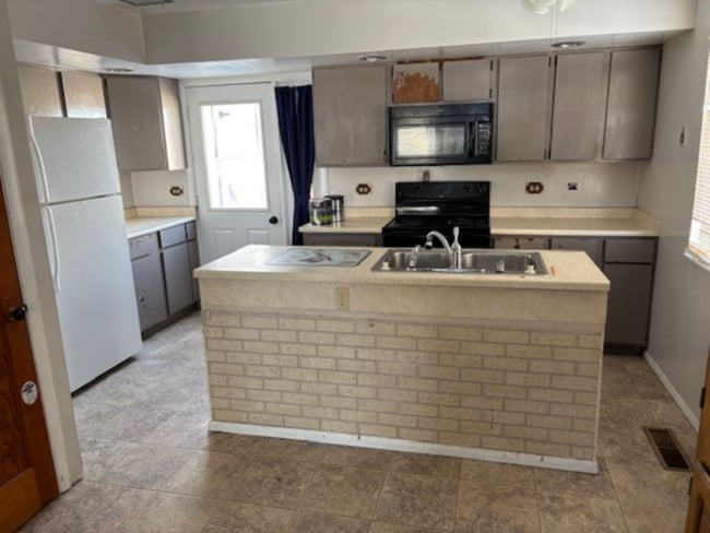 38 10th Ave SE in Cut Bank, MT - Building Photo - Building Photo