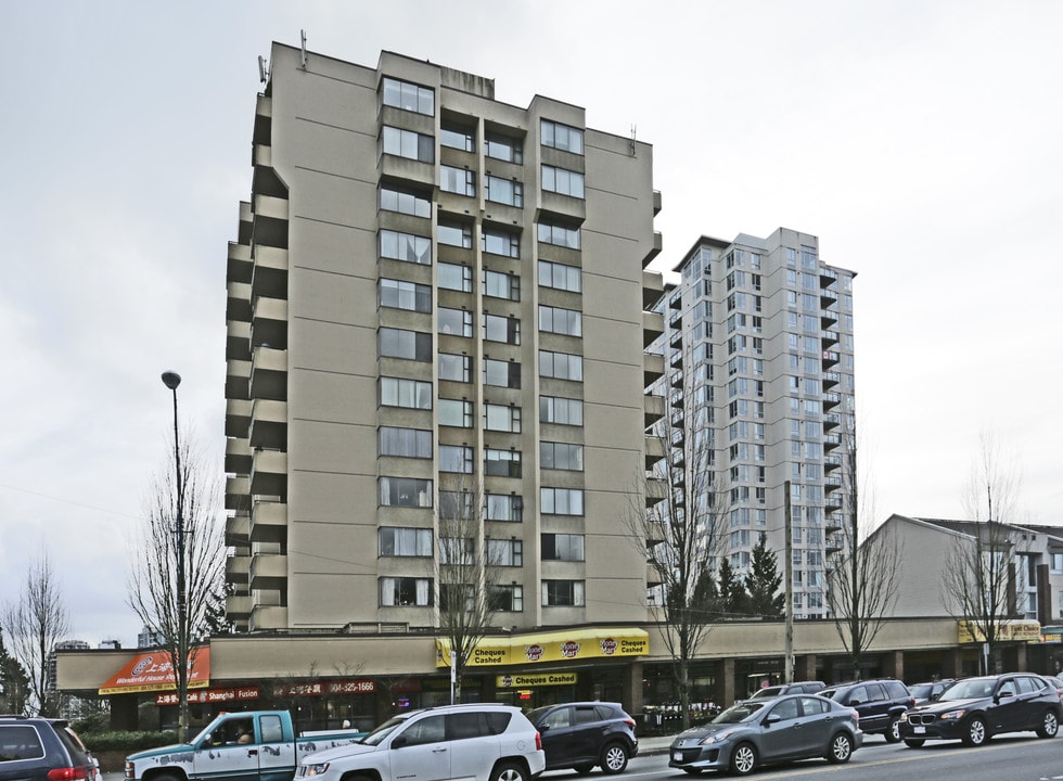 SALISBURY SQUARE in Burnaby, BC - Building Photo