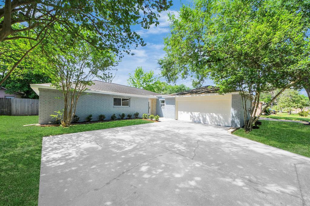 14223 Ella Lee Ln in Houston, TX - Building Photo