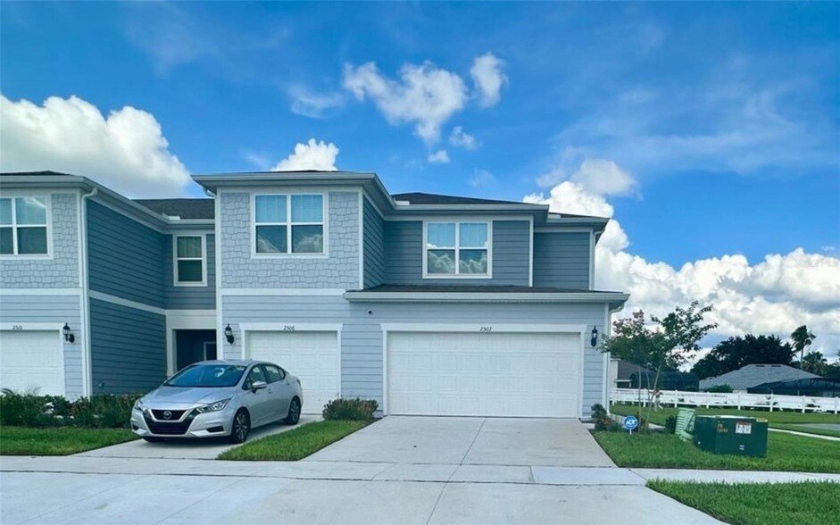 2502 Winsome Wy in Davenport, FL - Foto de edificio