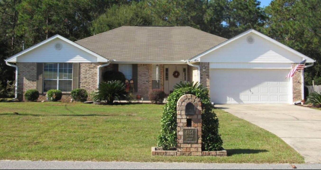 4854 Orlimar St in Crestview, FL - Foto de edificio