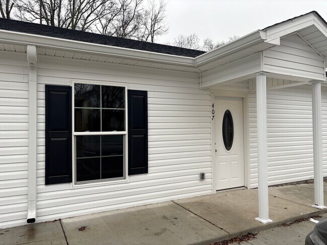 407 W Waggoner St in Tullahoma, TN - Building Photo - Building Photo