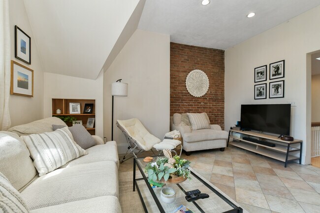 1774 Beacon St, Unit 6 in Brookline, MA - Building Photo - Building Photo