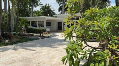 827 N Southlake Dr in Hollywood, FL - Building Photo - Building Photo