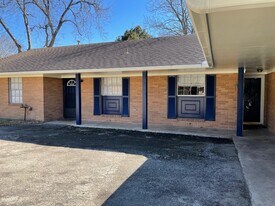 402 Giddings Ln in Brenham, TX - Building Photo