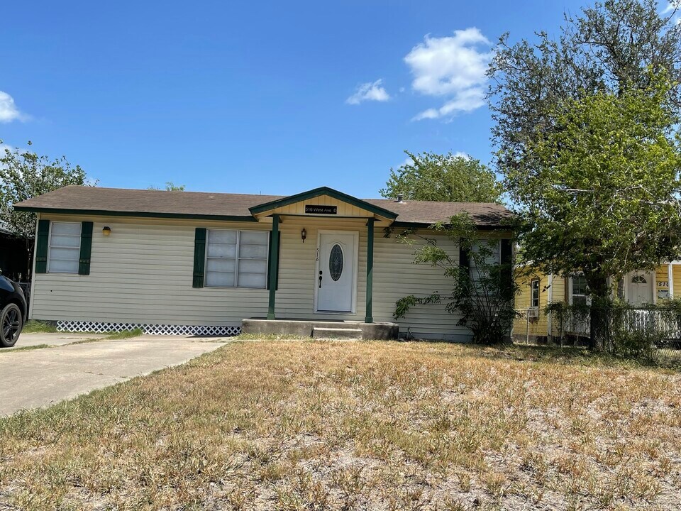 516 W Ave D in Kingsville, TX - Building Photo