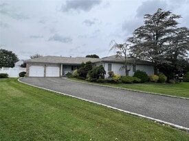 6 Seabreeze Ln. in West Islip, NY - Building Photo