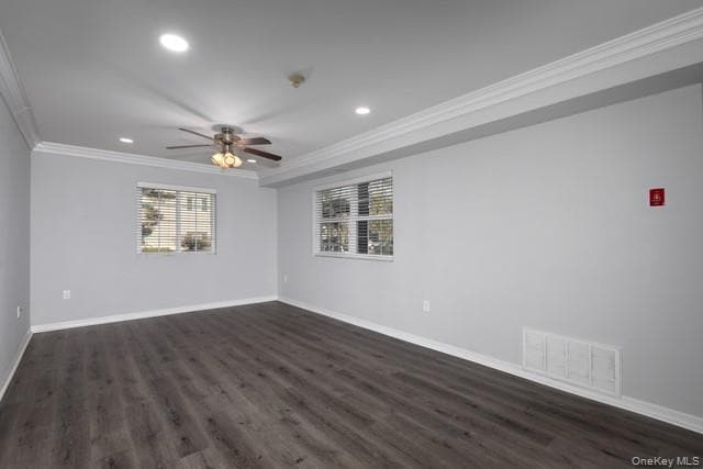 401 Lake Pointe Dr in Middle Island, NY - Building Photo - Building Photo