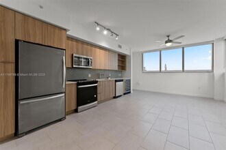 2150 N Bayshore Dr, Unit 202 in Miami, FL - Building Photo - Building Photo